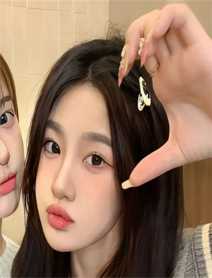 《我们是大人》服装道具解析：时代还原与细节设计评价